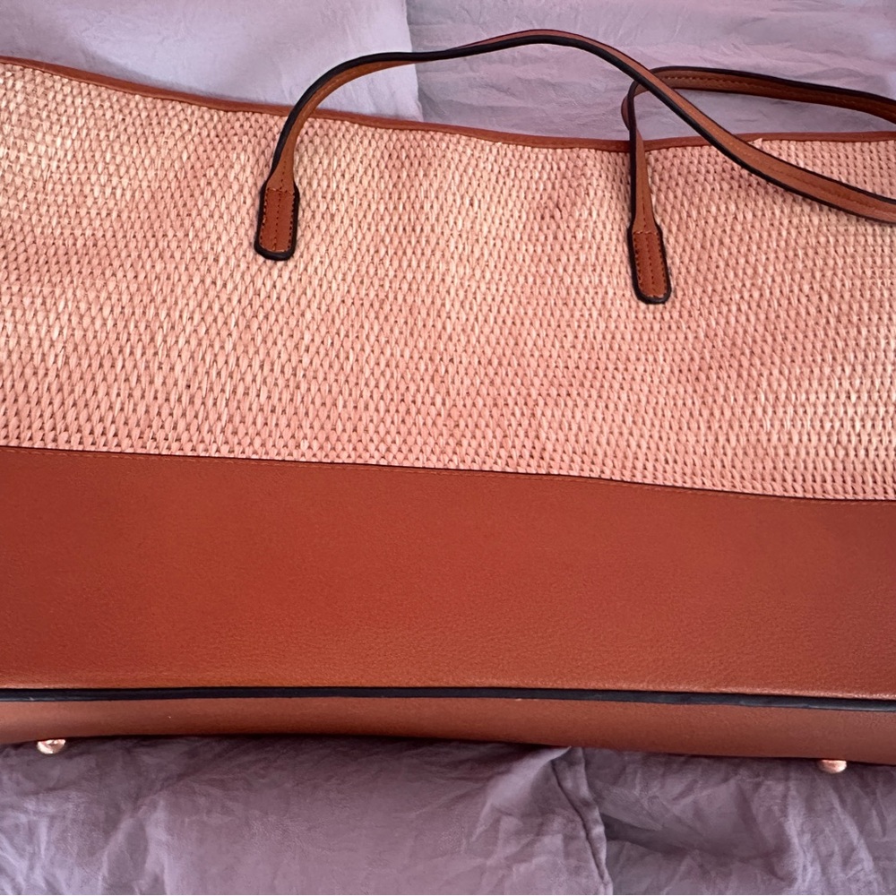 Carried once or twice, large summery vegan leather and straw tote. Top zip - Picture 2 of 3